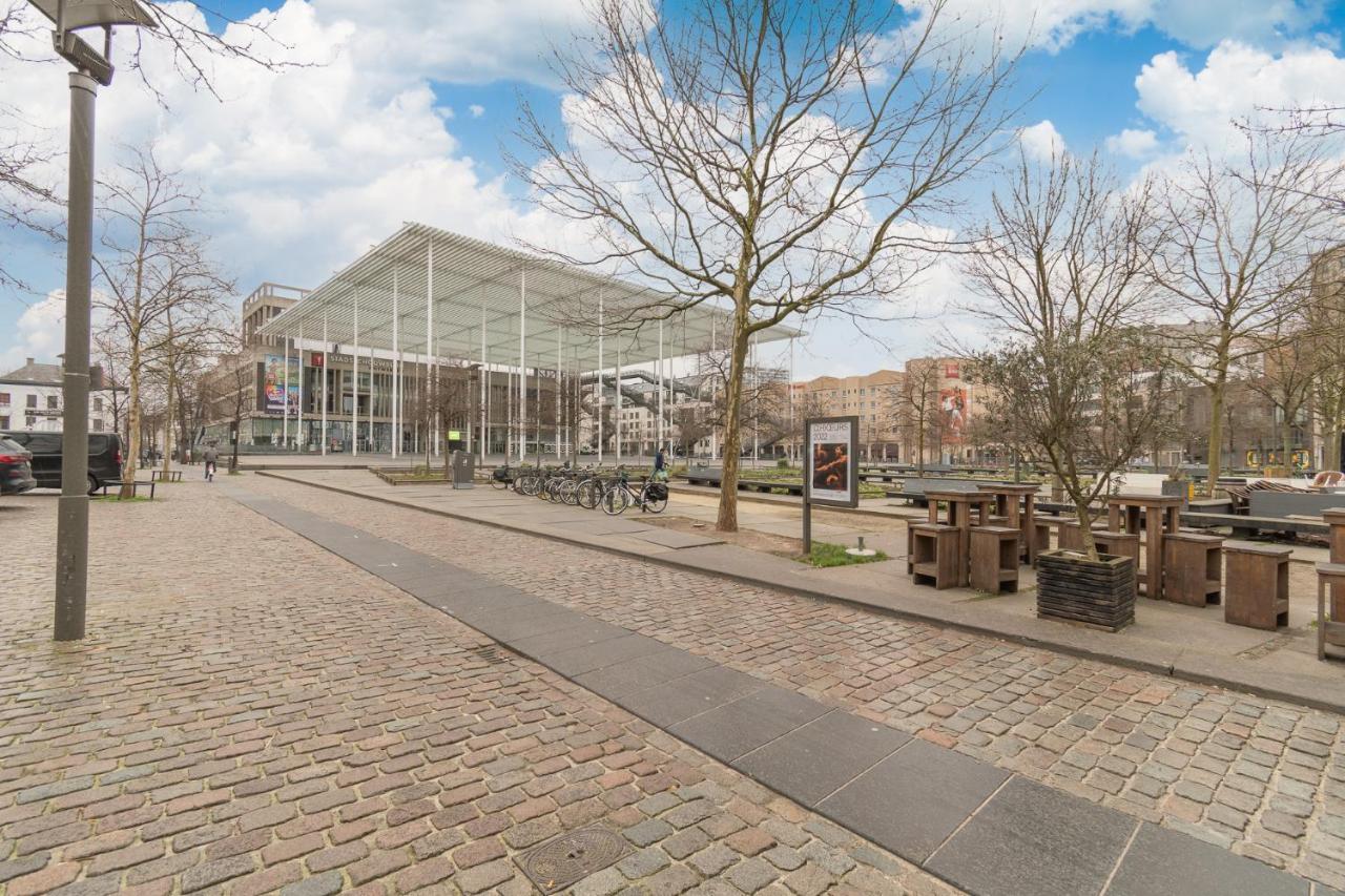 Between The Theaters Of Antwerp Apartment Bagian luar foto
