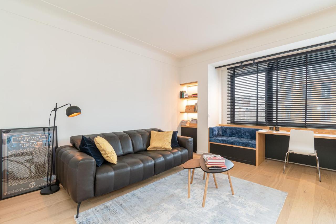 Between The Theaters Of Antwerp Apartment Bagian luar foto